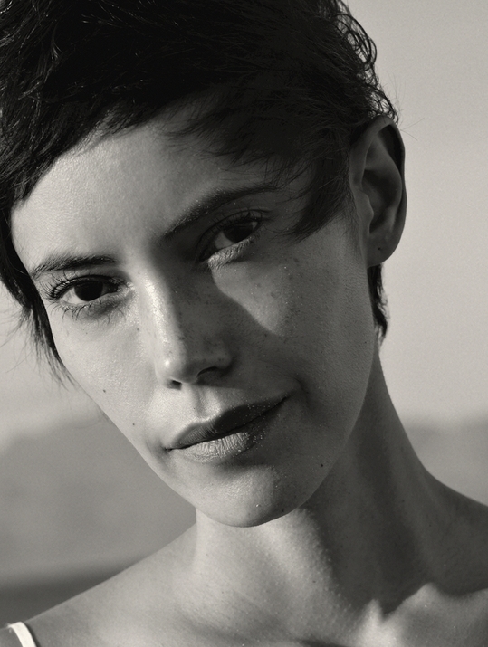 Intro photo of Chloé Hirschman