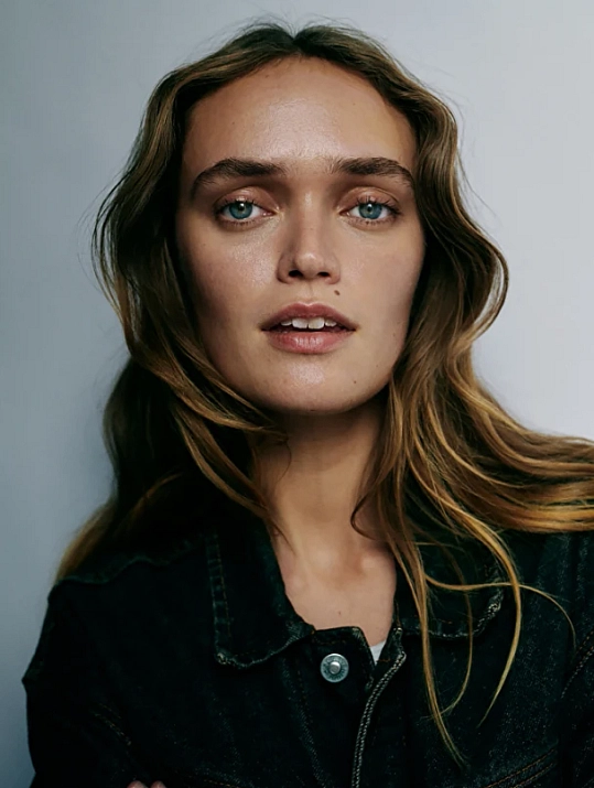 Intro photo of Ella Jayne Baily